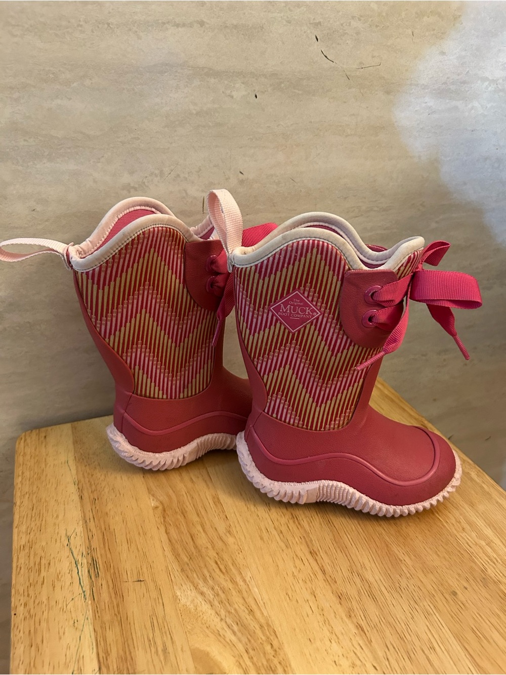 Muck Boot Kid's Halo Prints Boot in the Pink Ballerina Chevron style.